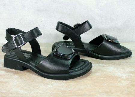 Дамски сандали на нисък ток от естествена кожа в черно - модел 2440.174.57