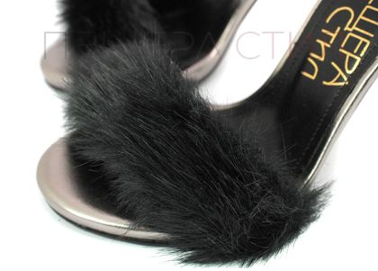Дамски елегантни сандали на ток в тъмно сребро с черно пухче 577 CH