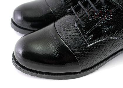 Дамски обувки Оксфорд в черно