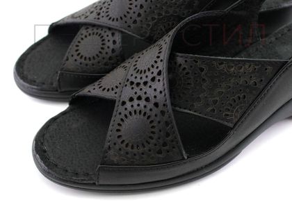 Дамски сандали на нисък клин ток в черно - Модел Рене