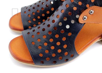 Дамски сандали на нисък ток в тъмно син и светло кафяв цвят - Модел Карина.