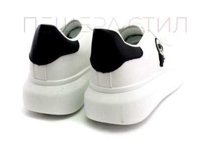 Дамски, спортни обувки на дебело ходило в бяло, модел 6607