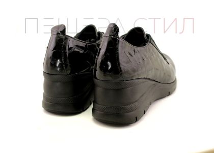 Дамски ежедневни обувки от естествен лак с "кроко" шарка в черно - Модел Сабрина.