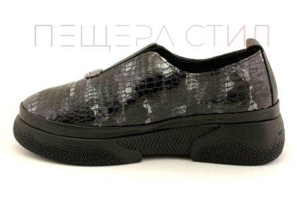 Дамски ежедневни обувки от естествен лак с "кроко" шарка в черно - Модел Клио.