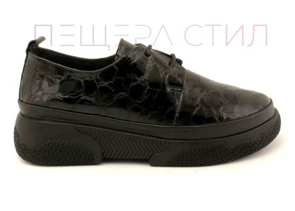 Дамски ежедневни обувки от естествен лак с "кроко" шарка в черно - Модел Астрея.