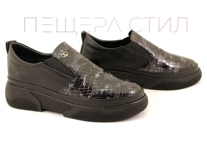 Дамски ежедневни обувки от естествен лак с "кроко" шарка в черно - Модел Лира.