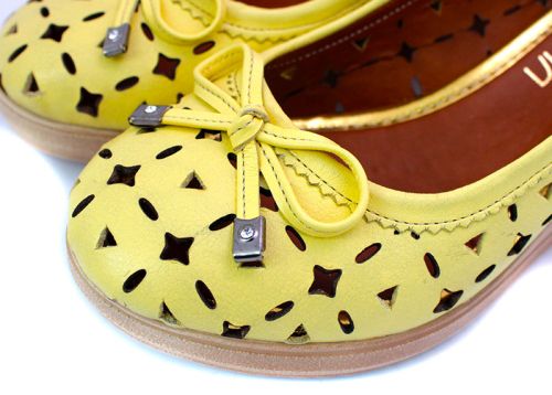 Дамски летни обувки с перфорация в жълто 324 JT