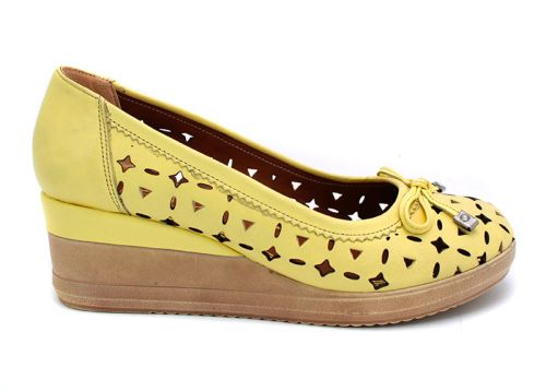 Дамски летни обувки с перфорация в жълто 324 JT