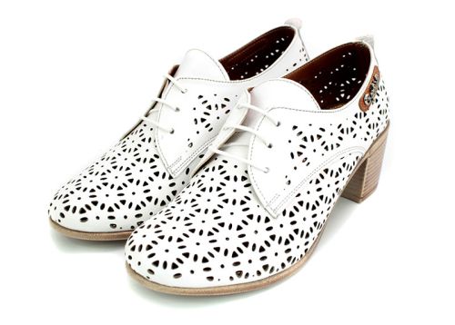 Дамски летни обувки с перфорация в бяло 420 B