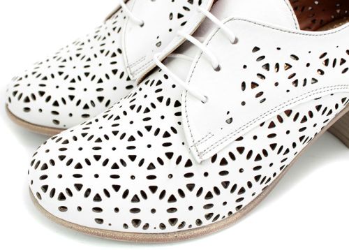 Дамски летни обувки с перфорация в бяло 420 B