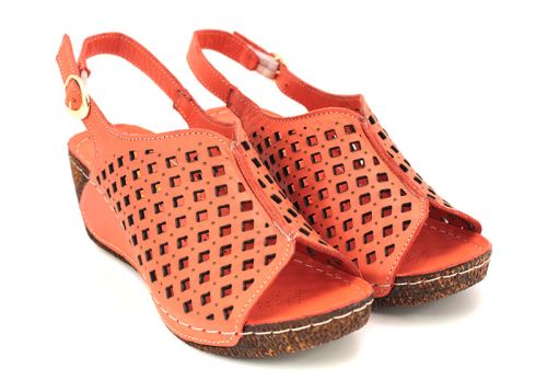 Дамско сандали от естествена кожа с перфорация в цвят "нар" M-048 N