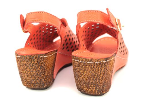 Дамско сандали от естествена кожа с перфорация в цвят "нар" M-048 N