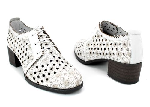 Дамски летни обувки с перфорация в бяло D-187 B