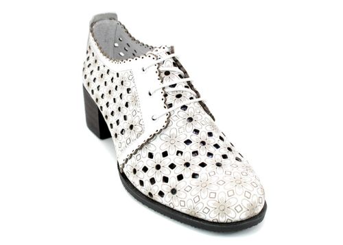 Дамски летни обувки с перфорация в бяло D-187 B