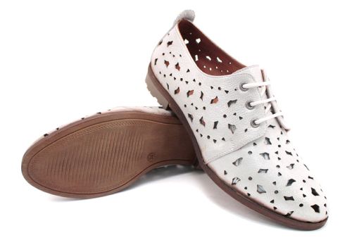Дамски летни обувки с перфорация в бяло 248-2175 B