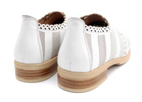 Дамски летни обувки с перфорация в бяло K-35 B