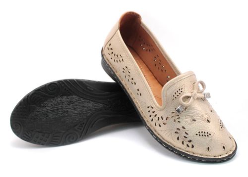 Дамски летни обувки с перфорация в златисто 400-103 ZL