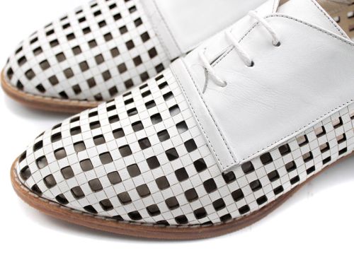 Дамски летни обувки с перфорация в бяло 648 B