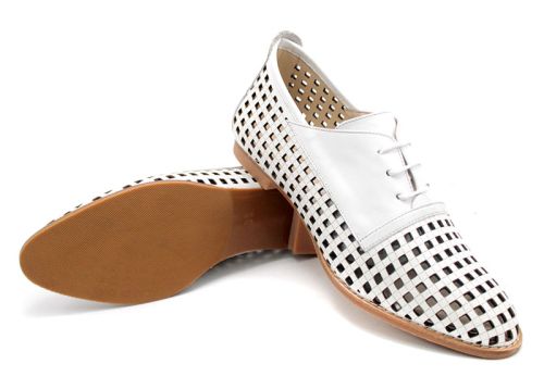 Дамски летни обувки с перфорация в бяло 648 B