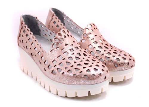 Дамски летни обувки с перфорация в цвят пудра сатен 404 P