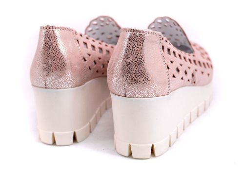 Дамски летни обувки с перфорация в цвят пудра сатен 404 P