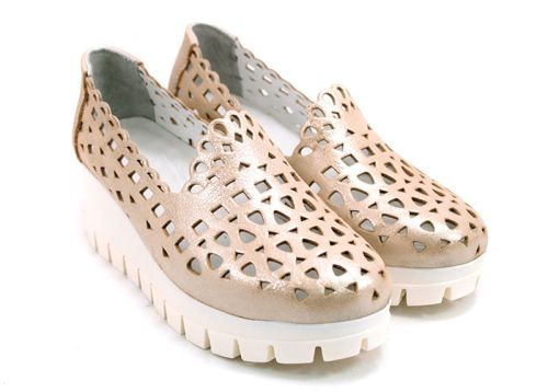 Дамски летни обувки с перфорация в цвят бежов сатен 404 BJ