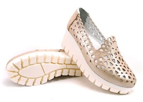 Дамски летни обувки с перфорация в цвят бежов сатен 404 BJ