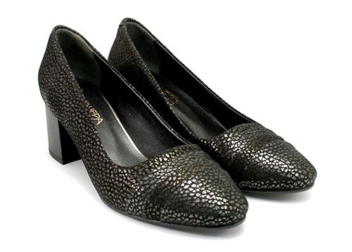 Дамски обувки изработени от естествена кожа. Средно висок, широк ток дава стабилност при ходене. Цвят черен+сребрист. МОДЕЛ 103N CH.