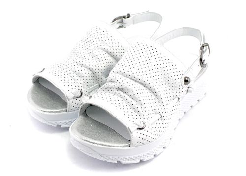 Sandale cu platformă joasă pentru femei, de culoare albă, cu perforație fină 400 B