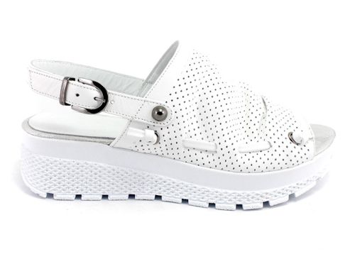 Дамски сандали на ниска платформа в бял цвят със ситна перфорация 400 B