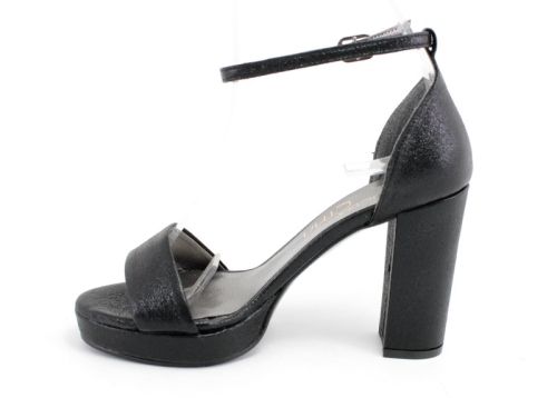 Дамски елегантни сандали с платформа в черно 111 CH