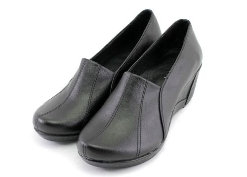 Дамски елегантни обувки на клин ток от естествена кожа в черно - 11 CH