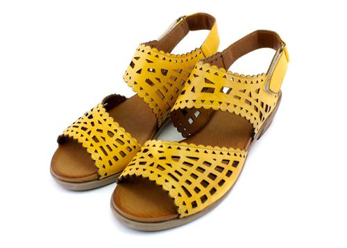 Дамски сандали на нисък ток в жълто, цвят горчица- Модел Ахинора.