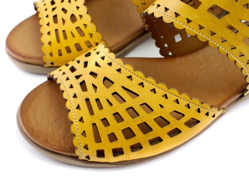 Дамски сандали на нисък ток в жълто, цвят горчица- Модел Ахинора.