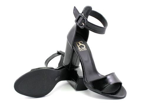 Дамски сандали от мачкан лак в черно- Модел Веда.