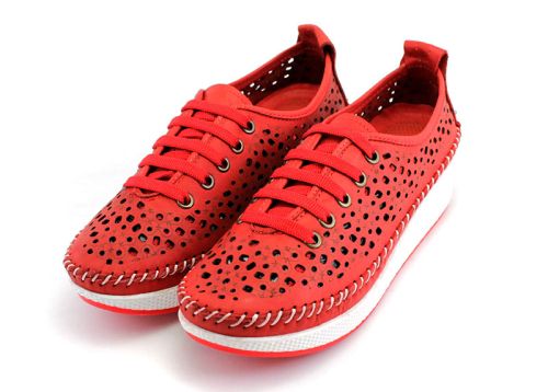 Дамски летни обувки от естествена кожа с перфорация в червено - Модел Рикел 860.