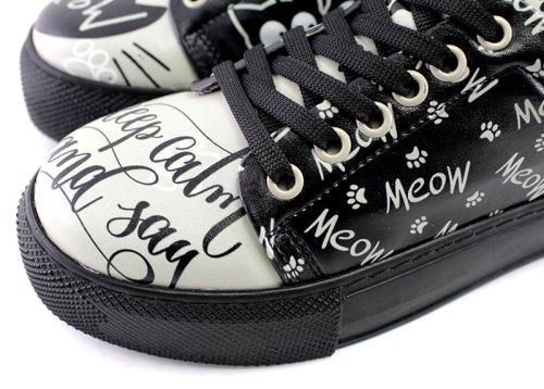Дамски спорнти обувки в черно с надписи -  Модел Луана.
