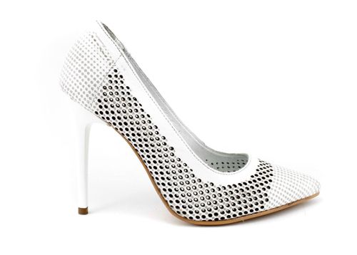 Дамски елегантни обувки с перфорация в бяло, модел Жасмин.