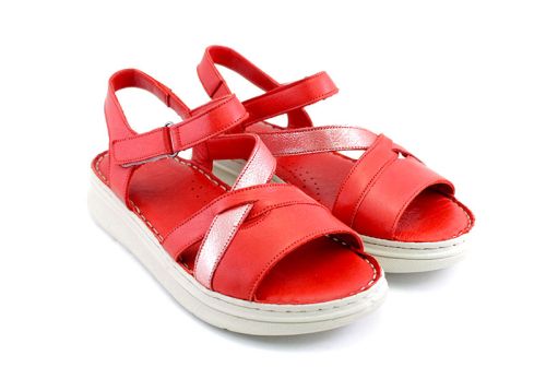 Дамски сандали на ниско ходило в червено - Модел Ани.