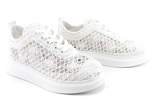 Дамски летни обувки спортен стил в бяло -  Модел Киара