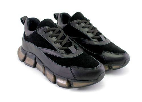 Дамски сДамски спортни обувки изработени от естествена, мека кожа и естествен велур. портни обувки в черно -  Модел Ксения
