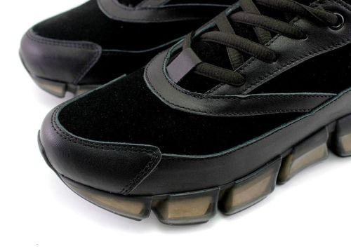 Дамски спортни обувки изработени от естествена, мека кожа и естествен велур. 