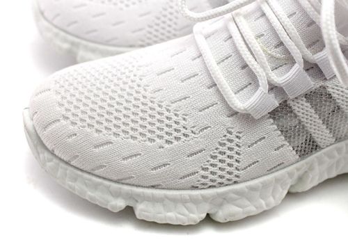 Дамски маратонки в бял цвят, модел 133.