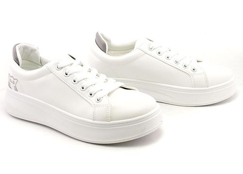 Дамски спортни обувки в бяло, модел 15-1.