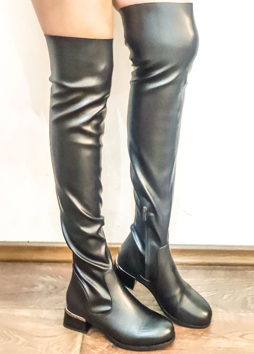 Елегантни, дамски чизми на ток в черно - модел Касандра.