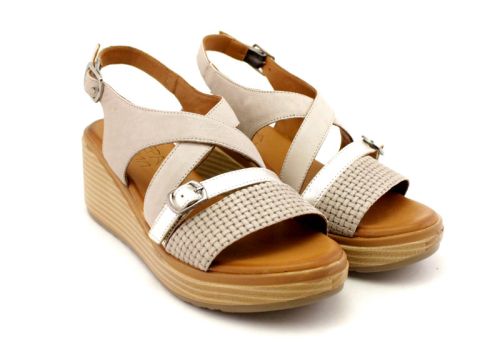 Дамски сандали от естествена кожа в сребристо сиво на ниска платформа - Модел Хана.