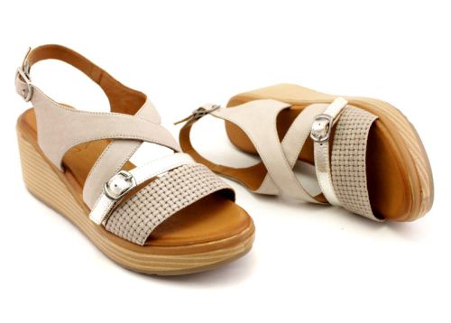 Дамски сандали от естествена кожа в сребристо сиво на ниска платформа - Модел Хана.
