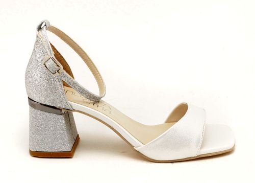 Дамски сандали на нисък ток в сребристо - Модел Кика.