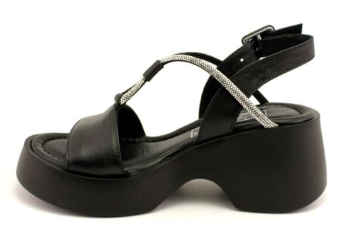Дамски сандали от естествена кожа в черно - Модел Юми.