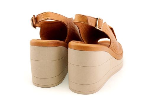 Дамски сандали от естествена кожа в светло кафяво - модел  Финес.